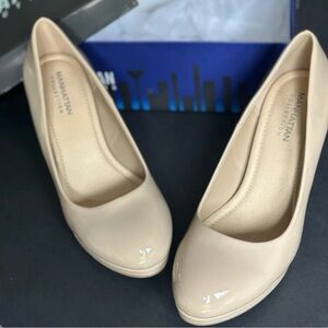 Manhattan Collection Beige Nude Pumps Sz 9.5 Round Toe Cushioned Classic Office